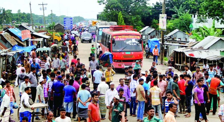 People of the victims of Pinack-6 capsized in Padma River blocked the Dhaka-Mawa Highway on Tuesday demanding immediate salvage of the ill-fated launch.