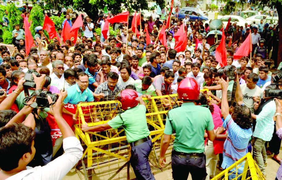 Tuba Group workers demonstrate in front of BGMEA Bhaban in city demanding their outstanding salaries and bonus were barricaded by the police while trying to enter into the building on Tuesday.