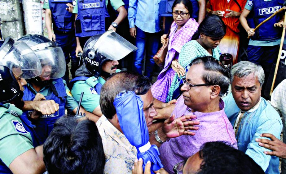 Leaders of Left leaning parties trying to enter Tuba garment factory in support of workers on agitation demanding payment of their arrear salaries on Wednesday.