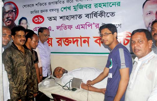 MA Latif MP inaugurating blood donation programme on the occasion of 39th National Mourning Day at Chittagong yesterday.
