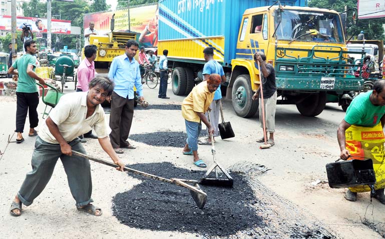 Road repairing work began in Chittagong city yesterday. This picture was taken from GEC Crossing yesterday.