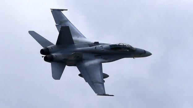 US aircraft launch an air strike against militants from the Islamic State (IS) group in northern Iraq, the Pentagon says.