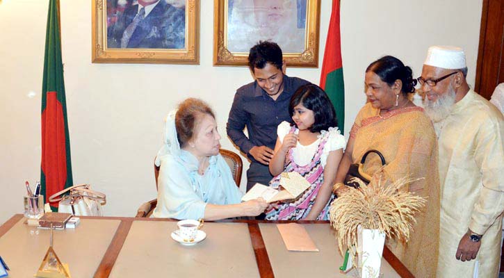 Captain of Bangladesh National Cricket team Mushfiqur Rahim invited former prime minister and BNP Chairperson Begum Khaleda Zia in his wedding party at her Gulshan's political office on Saturday. Mushfiqur Rahim's father, mother and sister were with hi