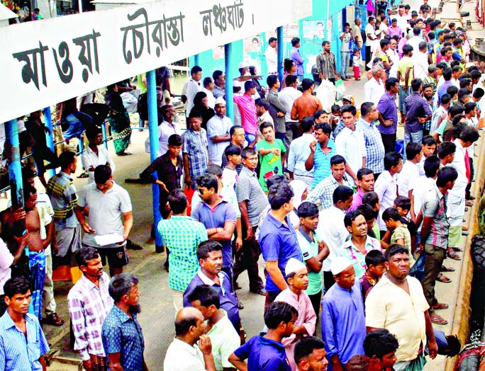 With reports of detecting a metallic object in the River Padma, the relatives of sunken vessel Pinak-6 victims thronged back to Mawa Ferry ghat on Sunday hoping to get the news about their missing dear and near ones.