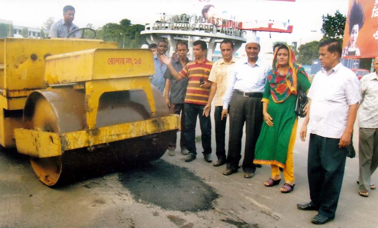 CCC Chief Executive Officer Ali Ahmed visiting repairing works at Chittagong City Corporation yesterday.