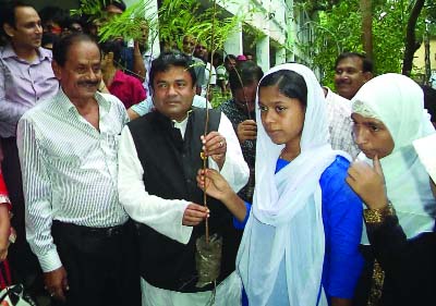 BARISAL: Adv Talukder Md Eunus MP distributing saplings among the students at the Agriculture Technology and Tree Fair in Banaripara recently.