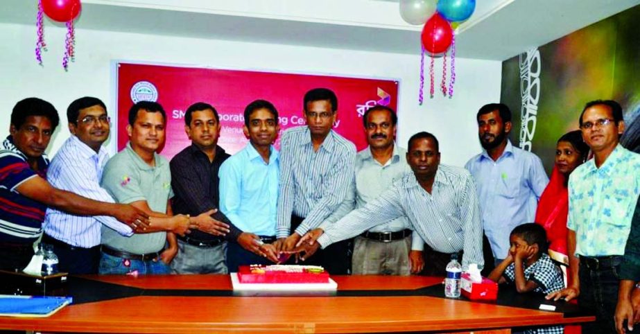 Abul Kalam Mohammad Nazmul Islam, Head of Enterprise Business of Robi and Sakib Ahmed Basher, Chief Executive of SRABON sign an agreement for enterprise solutions at Robi's Barisal office on Friday.