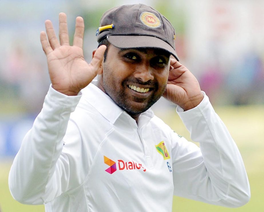 Mahela Jayawardene waves to the crowd on the 4th day of the 2nd Test between Sri Lanka and Pakistan at Colombo on Sunday.
