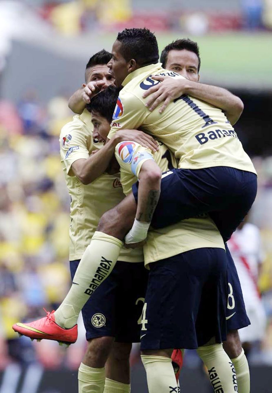 America's Rubens Sambueza (center) celebrates with his teammates after scoring against Morelia during a Mexican soccer league match in Mexico City on Saturday.
