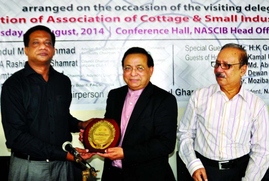 Mirza Nurul Ghani Shovon, president of NASCIB, presenting crest to Abdul Matlub Ahmed, Adviser of Bangladesh-India Chamber of Commerce and Industry and Chairman of Nitol-Niloy Group at a city hotel on Tuesday.