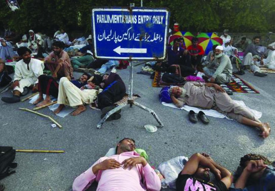 Supporters of Mohammad Tahir ul-Qadri, Sufi cleric and leader of political party Pakistan Awami Tehreek (PAT), sleep at the entrance of the parliament house in Islamabad.