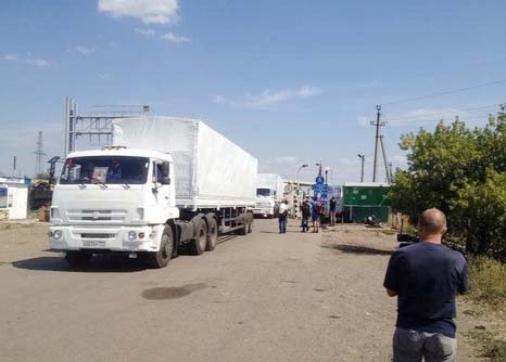 Lorries from a Russian aid convoy are streaming into Ukraine, without permission, after Russia accused Ukraine of obstructing it.