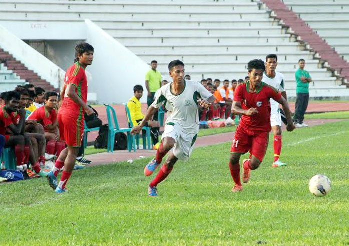 An action from the practice football match between Bangladesh National Under-23 Football team and Bangladesh Army Football team at the Bangladesh Army Stadium in Banani on Saturday. Bangladesh National Under-23 Football team won the match 5-4.