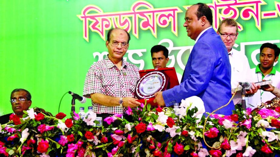 Iqbal Sobhan Chowdhury, press Advisor to Prime Minister, handing over crest to Md Shahidul Ahsan, Chairman of AG Agro industries Limited at Sreepur, Gazipur recently.