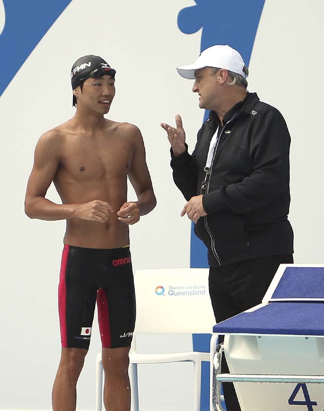 Shogo Takeda of Japan speaks to an official after his men's 800m freestyle heat was stopped early at the Pan Pacific swimming championships in Gold Coast, Australia on Sunday. Takeda was in the third lap of his 800m heat when he was stopped due to a tech