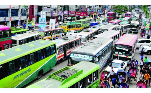 City witnessing massive traffic gridlock as hundreds of vehicles remain stranded for hours causing sufferings to commuters. This photo was taken from Topkhana Road on Monday.