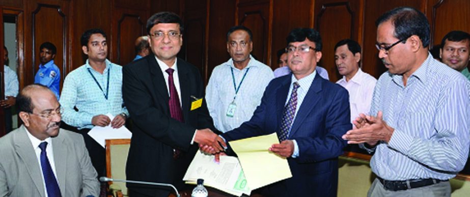 Provas Chandra Mallick, General Manager of Green Banking Department of Bangladesh Bank and Khalilur Rahman Chowdhury, Deputy Managing Director of Rupali Bank Limited sign a deal of Tk about 200 crore for refinancing scheme to assist jute sector at BB's a
