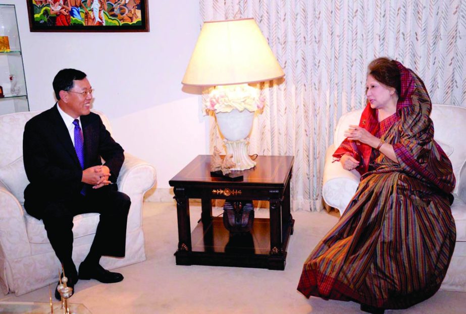 Outgoing Chinese Envoy to Bangladesh Li Jun paid a courtesy call on BNP Chairperson Begum Khaleda Zia at the latter's Gulshan office in the city on Tuesday.