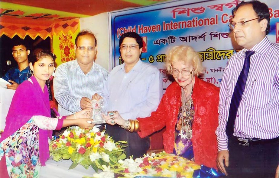 Mesbauddin, DC, Chittagong distributing prizes among the meritorious students of Shishu Srago at a function at Chittagong yesterday.