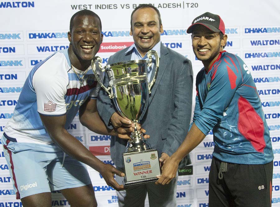 Darren Sammy (L) and Mushfiqur Rahim(R) pose for photo with the Twenty20 trophy at Basseterre, St Kitts on Thursday. Naimur Rahman Durjoy also seen in the picture.