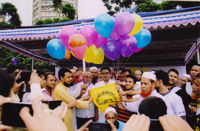 Organising Secretary of Dhaka City Awami League Syed Khokon inaugurating the Bangabandhu Avenue Railway Sports Market Football Tournament by releasing the balloons as the chief guest at the Paltan Maidan recently.