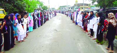 Local people formed a human chain demanding arrest of killer husband of college student Farhana Akthar on Thursday.