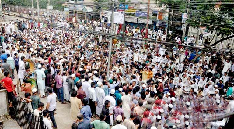 A view of huge gathering of the protest rally held in front of Chittagong Press Club protesting killing of Moulana Nurul Islam Faruqui held on Thursday afternoon.