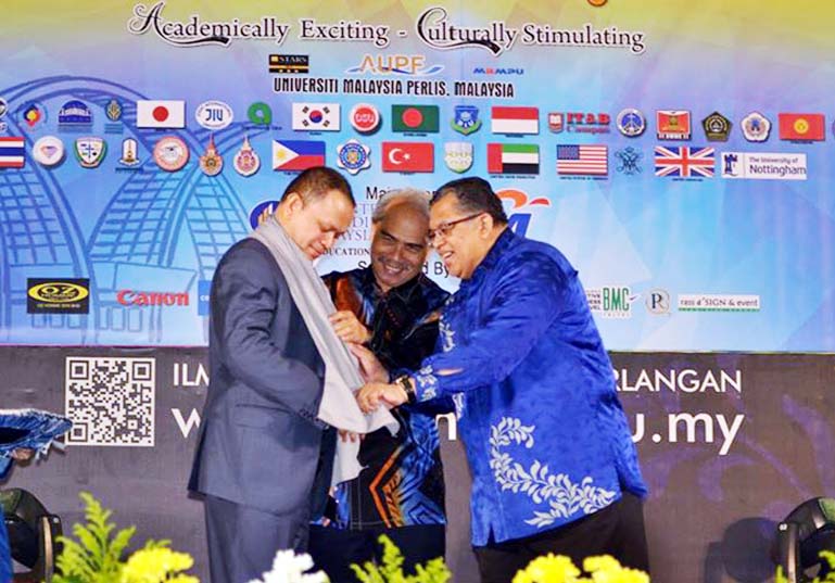 Brig Gen Datuk Prof Dr Kamarudin Hussin, Vice Chancellor of University Malaysia Perlis wrapping round Md. Sabur Khan, Chairman, Daffodil International University at the reception program. YB Dato' Seri Idris Bin Jusoh, Education Minister of Malaysia is