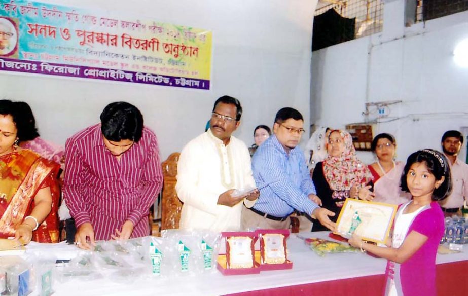 Social worker Alhaj Syed al Mamun distributing prize among the winners of poet Jasimuddin Smriti Gold Medal among the winners at a function yesterday.