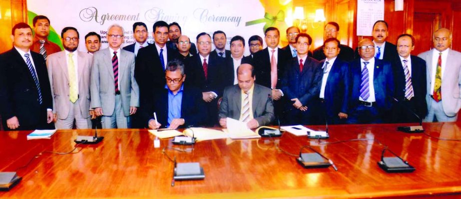 Mohammad Ali, Chief Technical Officer of Information Technology Division of Pubali Bank Limited and Syed Farhad Ahmed, Managing Director of Aamra Technology Limited (a Platinum Partner of Oracle Corporation) sign an agreement for infrastructural developme