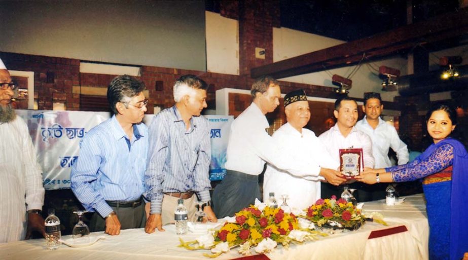 CCC Mayor M Monzoor Alam distributing prizes among the meritorious students of Impact College of Technology at a reception ceremony at Chittagong yesterday.