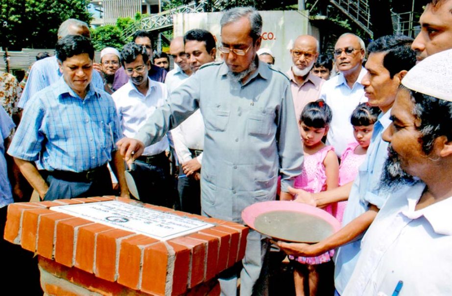 BUET Vice-Chancellor Prof Dr SM Nazrul Islam laying the foundation stone of ME Annex Bhaban at the university premises on Saturday.