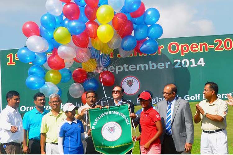 Secretary General of Bangladesh Olympic Association Syed Shahed Reza inaugurating the 1st Bangladesh Junior Open Golf Tournament by releasing the balloons as the chief guest at the Kurmitola Golf Club in Dhaka Cantonment on Tuesday.