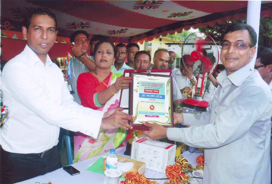 UNO of Kearaniganj Upazila Abul Bashar Md Fakhruzzaman handing over the honour-crest to President of Physical Educationist Association Md Altaf Hossain at the Keraniganj Upazila Ground on Tuesday. Md Altaf Hossain was awarded for his special contribution