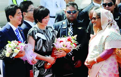 Prime Minister Sheikh Hasina receiving the Japanese Prime Minister Shinzo Abe and his wife Akie Abe at the Hazrat Shahjalal International Airport on Saturday. PID photo