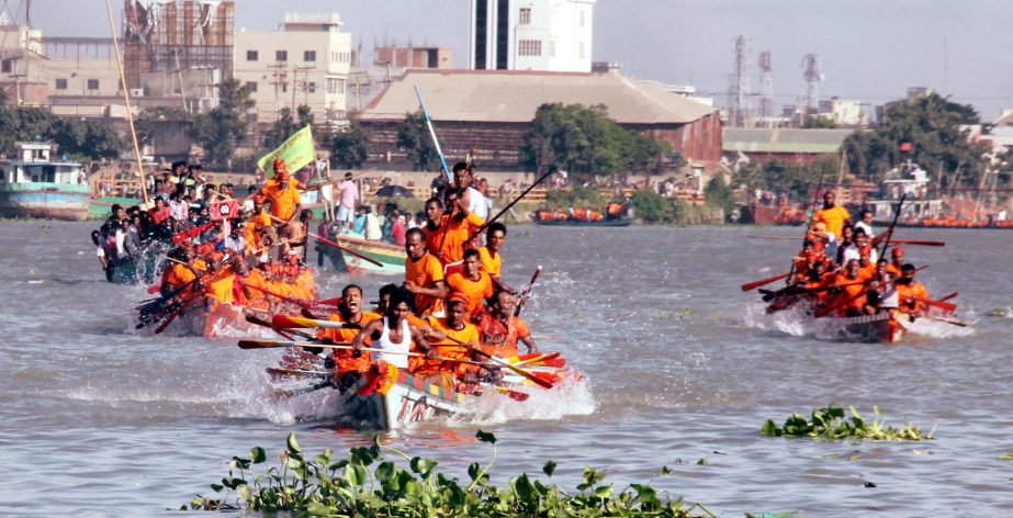 A scene from the 38th Jatiyo Nouka Baich Protijogita 2014, which was held in the river Buriganga, Dhaka on Saturday.