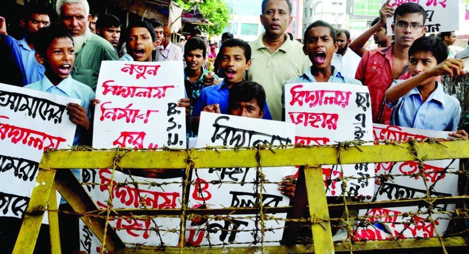 The students of the two recently demolished primary schools in city when they were going to secretariat to handover memorandum demanding reopening their schools immediately were obstructed by the police Sunday.