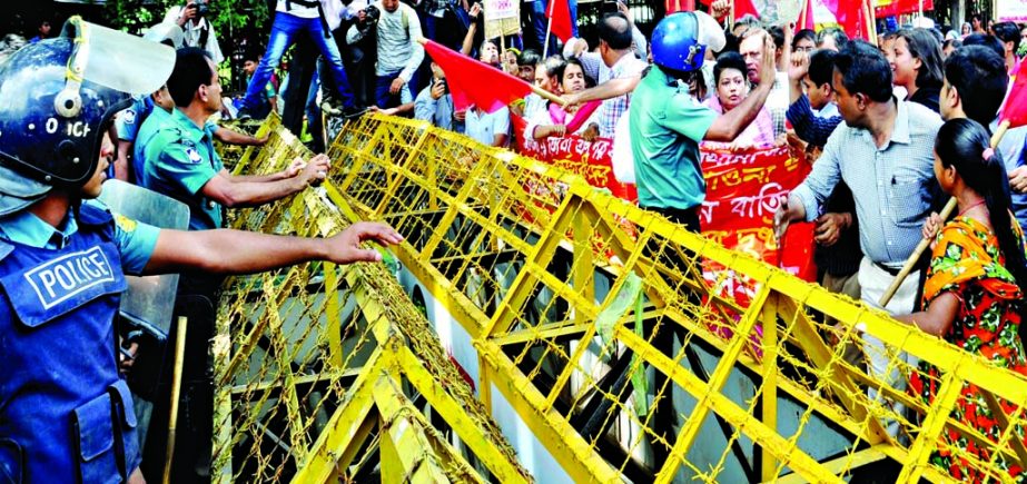 Police obstructed the Tuba Group workers in front of Jatiya Press Club on Sunday when they tried to proceed towards the Labour Ministry demanding cancellation of the bail of Tuba owner Delwar Hossain and payment of all dues.