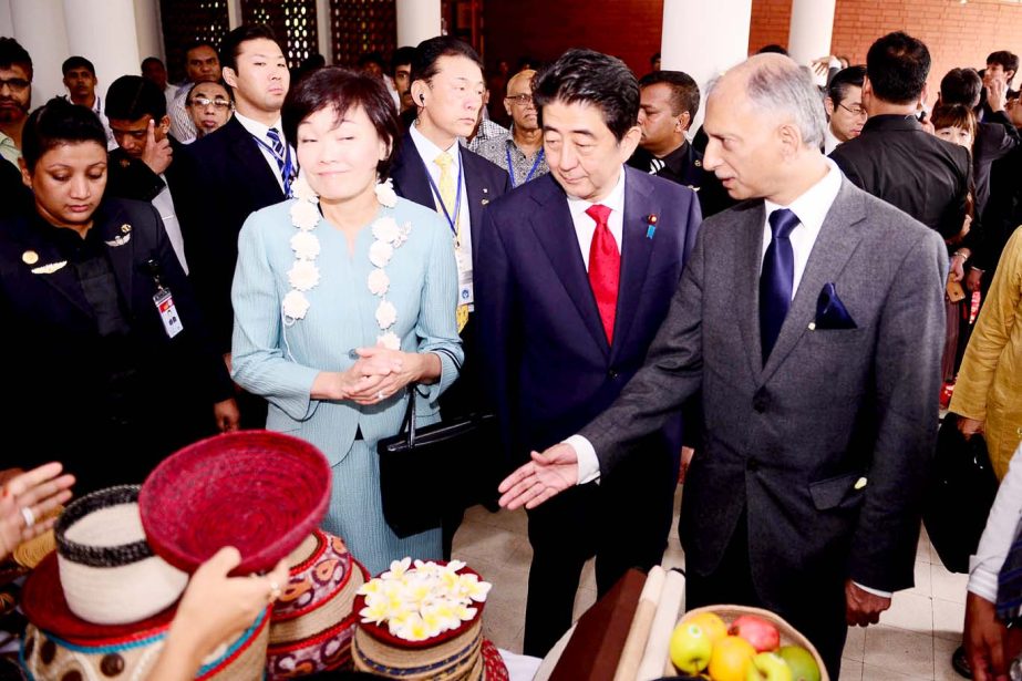 Vice-Chancellor Prof Dr AAMS Arefin Siddique explaining the crafting demonstration by Bangladeshi artisan at the Faculty of Fine Arts of Dhaka University to the Japanese Prime Minister Shinzo Abe and Akia Abe on Sunday.