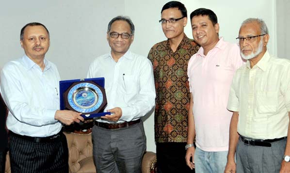 Chittagong Chamber of Commerce and Industry President Mahabubul Alam presenting crest to Kaler Kantho Editor Imdadul Haq Milon during his visit to Chittagong yesterday.