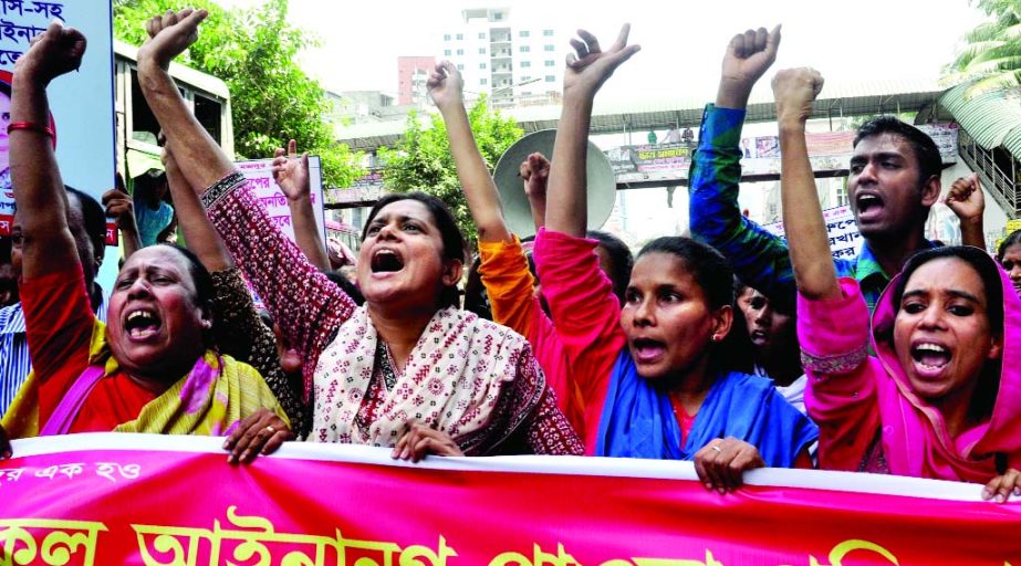 Sammilita Garments Sramik Federation held demonstrations on Wednesday in the city demanding payment of arrear salary of Tuba Group workers immediately.