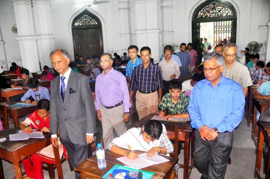 DU VC Prof Dr AAMS Arefin Siddique along with other high officials visiting an examination hall of written test for admission into 1st year Honors classes for the session 2014-2015 under Ka-Unit of the University of Dhaka held on Friday.