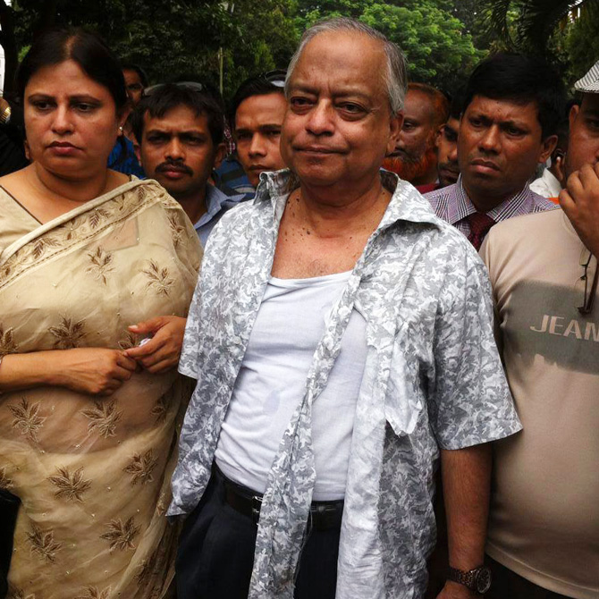 Miscreants assault Prof Mahbub Ullah, a pro-BNP teacher of Dhaka University, on the Supreme Court premises in Dhaka on Saturday. Photo taken from Facebook Saleh Akon