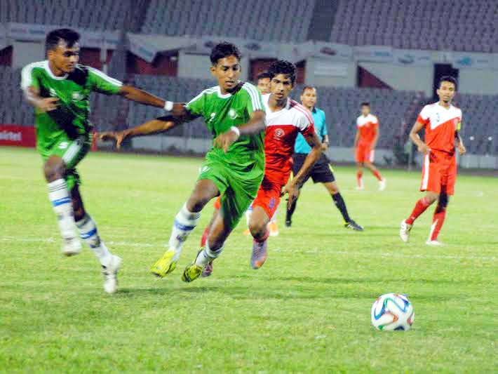 A moment of the Airtel Under-18 Football Competition between Sheikh Russel Krira Chakra and Chittagong Abahani Limited at the Bangabandhu National Stadium on Saturday.