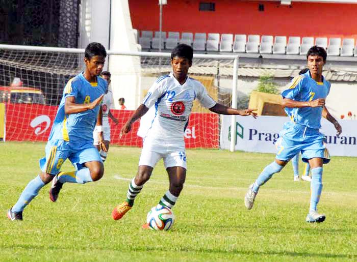 A moment of the match of the Bengal Group Senior Division Football League between Dhaka Wanderers Club and Bashabo Tarun Sangha at the Bir Shreshtha Shaheed Sepoy Mohammad Mostafa Kamal Stadium in Kamalapur on Sunday. The match ended in a 1-1 draw.
