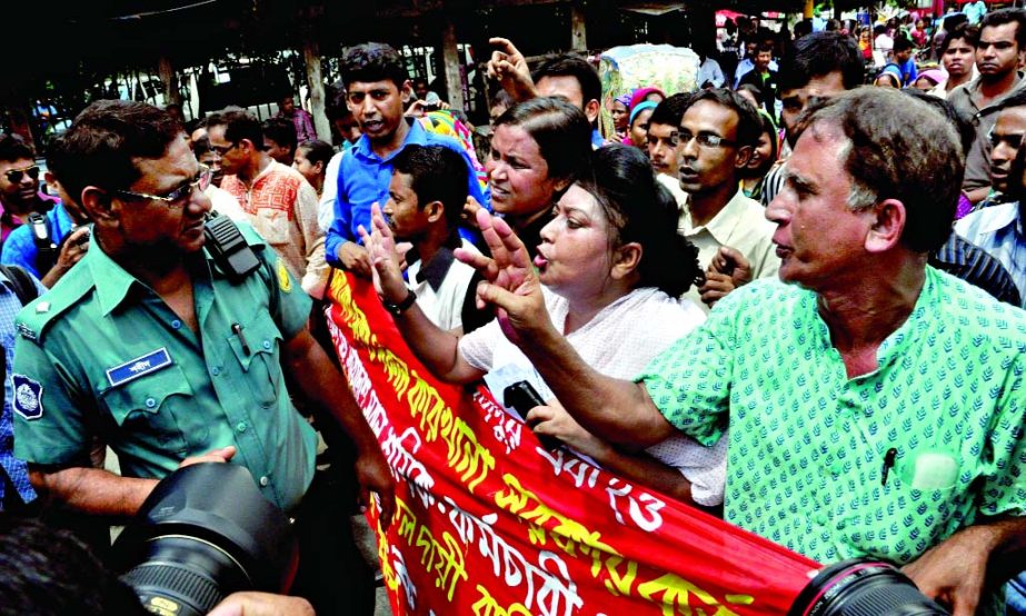 Agitating Tuba Group Sramik Sangram Committee members march towards submitting memorandum to Ministry were obstructed near Secretariat by the police on Sunday.