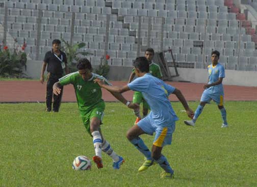 A moment of the match of the Airtel Under-18 Football Tournament between Team BJMC and Chittagong Abahani Limited at the Bangabandhu National Stadium on Monday. The match ended in a goalless draw.