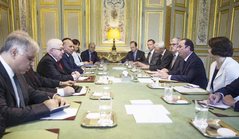 French President Francois Hollande, second right, discusses with his Iraqi counterpart Fouad Massoum, second left, at the Elysee Palace in Paris, France on Monday