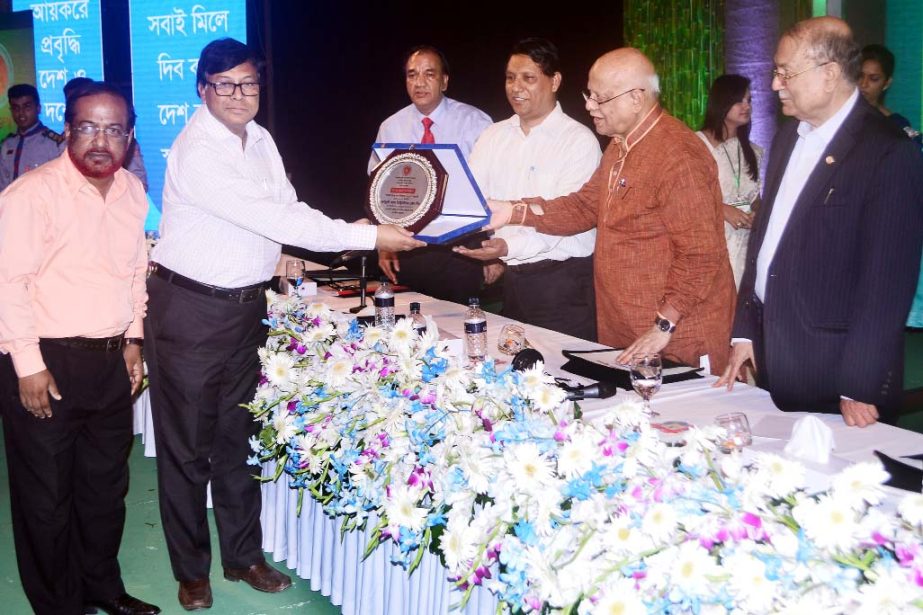 Finance Minister Abul Mal Abdul Muhith distributing crest to Karnaphully Gas Distribution Company Ltd as highest tax payer in company category at a function at hotel Sonargaon in Dhaka recently.