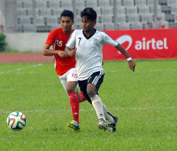 A moment of the match of the Airtel Under-18 Football Tournament between Mohammedan Sporting Club Limited and Soccer Club, Feni at the Bangabandhu National Stadium on Tuesday. Mohammedan won the match 2-1.